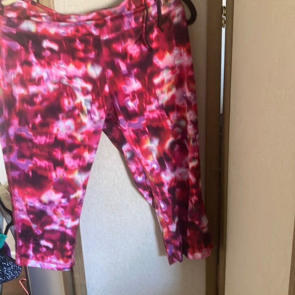 FINAL MARKDOWN Vibrant Pink and Red ladies danskin now capris large

RA0701